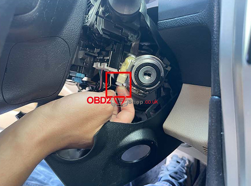 using-the-keydiy-toyota-8a-all-lost-key-adapter-3