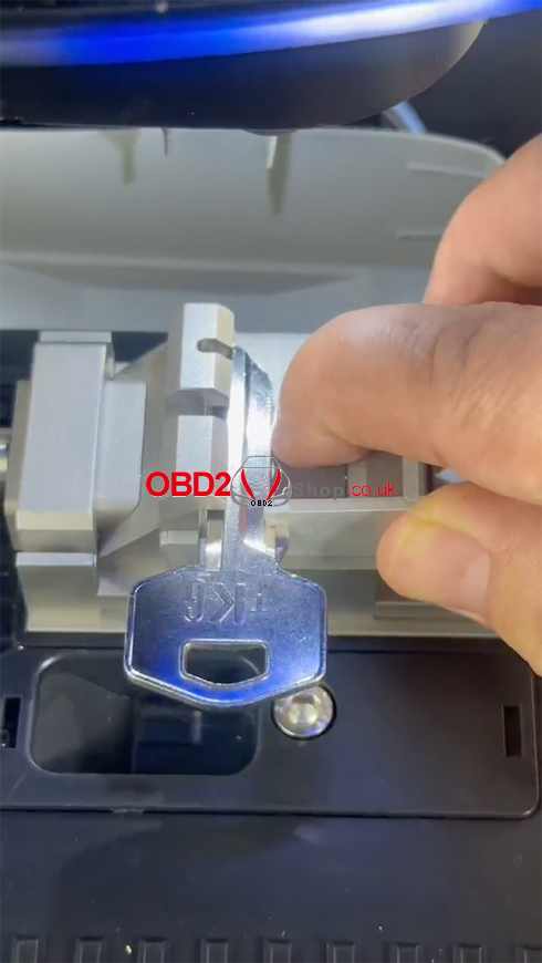 how-to-cut-a-tessa-key-by-bitting-with-2m2-tank-8